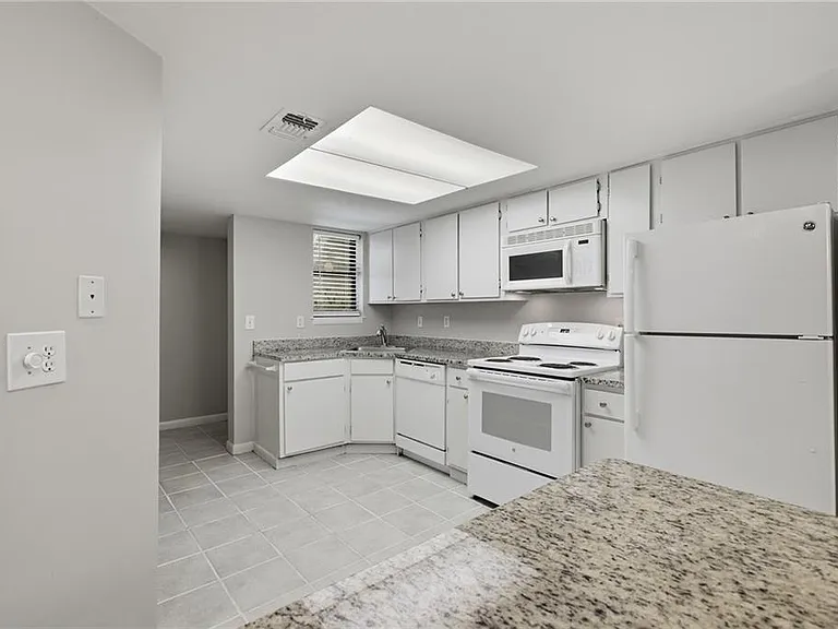 2183 Surrey Ct SE — Photo 4