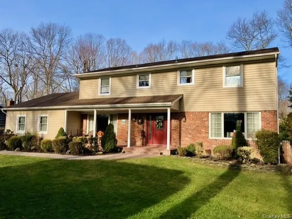 1 Regal Court, Saint James, NY 11780