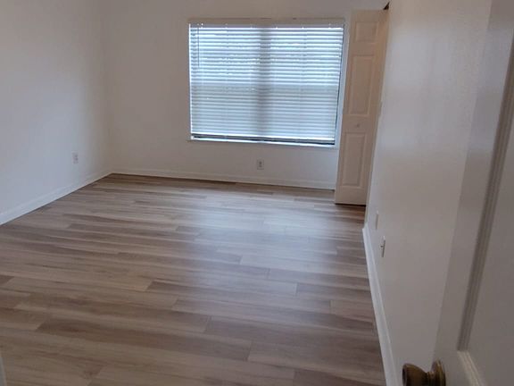 4th image of 1140 Windsor Lake Cir