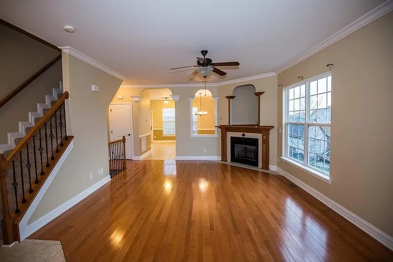 3 bed, 3.5 bath, 3340 sqft, $2,300 — Photo 2