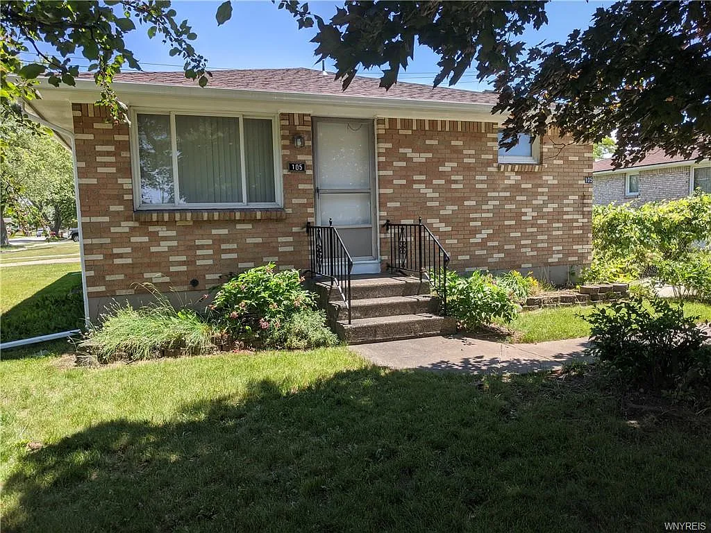 105 Homeworth Pkwy photo 1