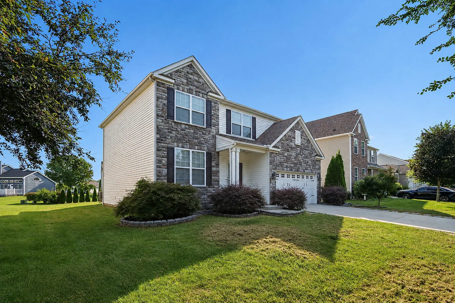 4 bed, 2.5 bath, 2484 sqft, $2,700 — Photo 2