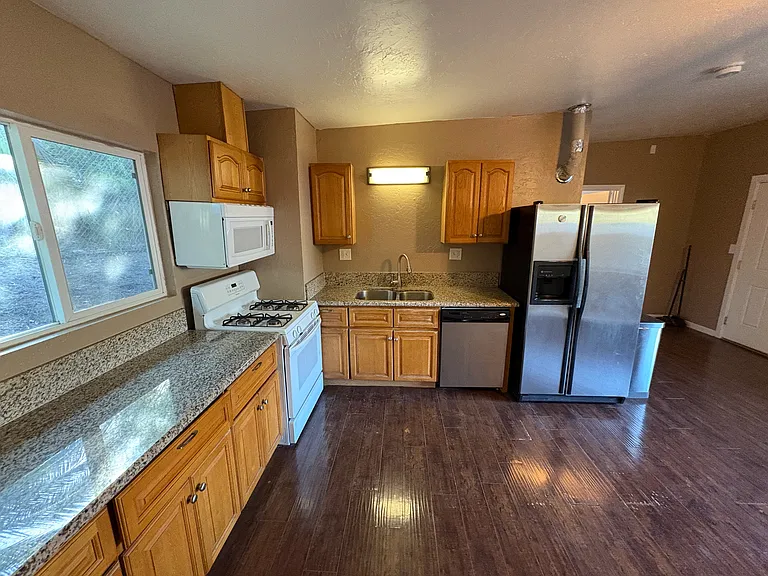 6724 Western Ave — Photo 4