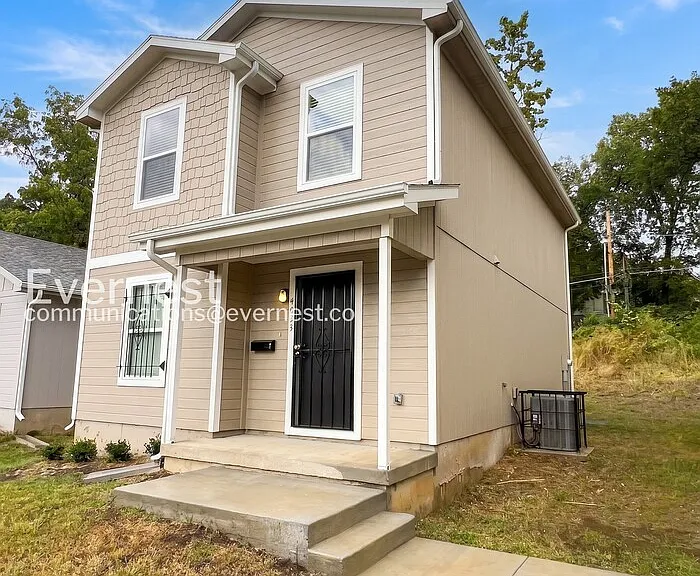 4033 Highland Ave — Photo 2
