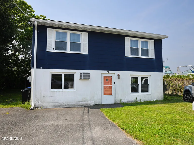 704 Mount Pl — Photo 2
