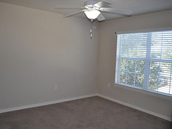 5th image of 205 Woodknoll Pl