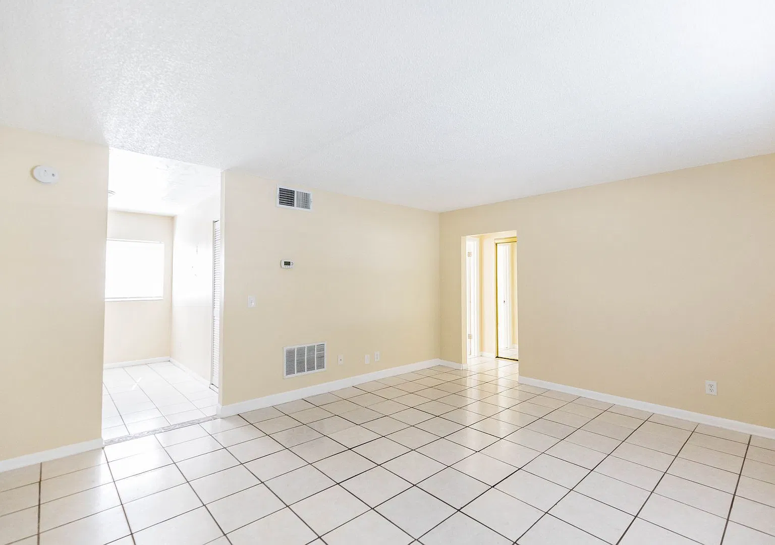One-bedroom, one-bathroom Condo minutes away from the Mall at Millenia — Photo 2