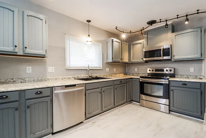 140 Mason Ave — Photo 6