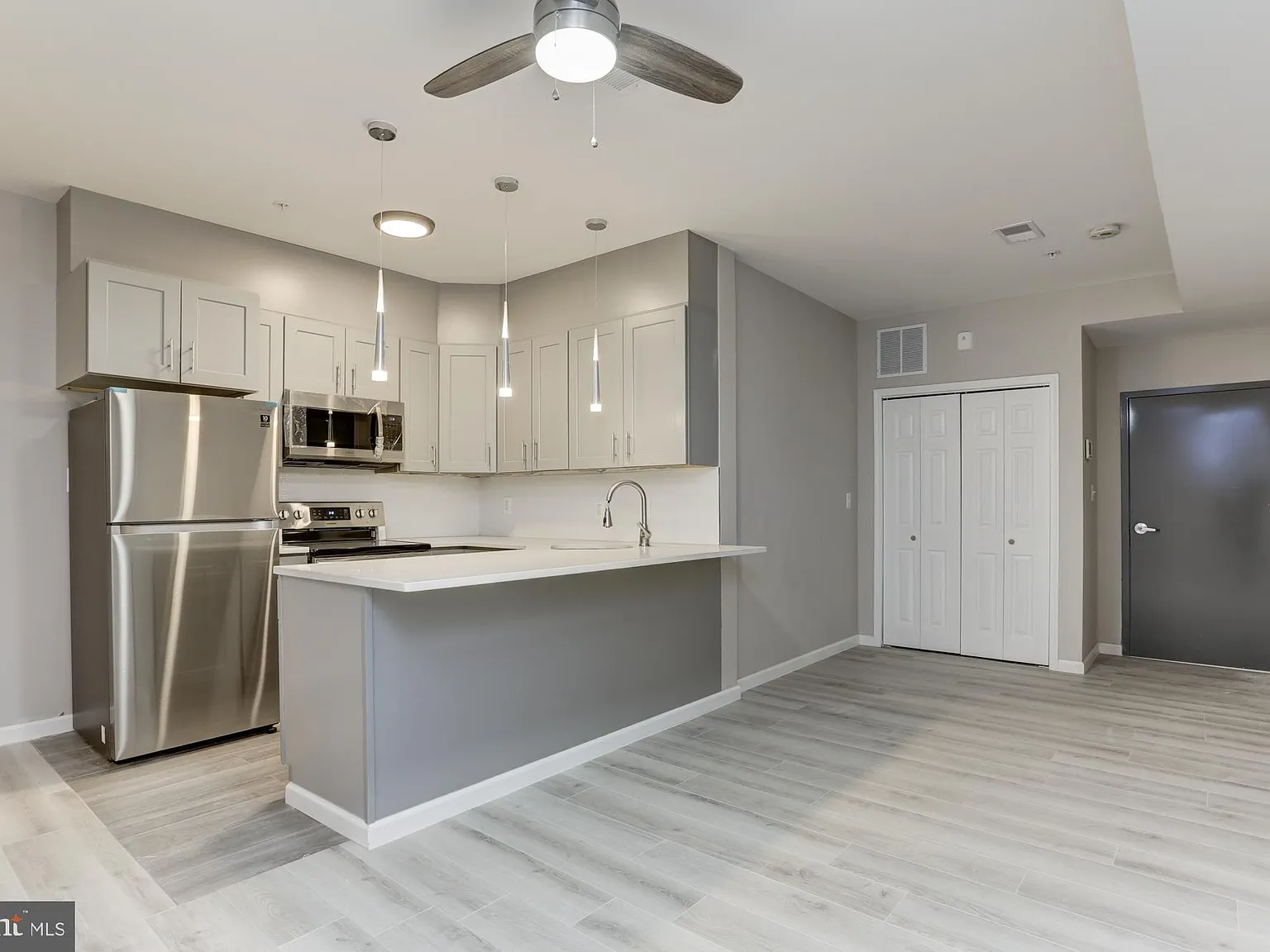 2 bed, 900 sqft, $1,700 — Photo 3