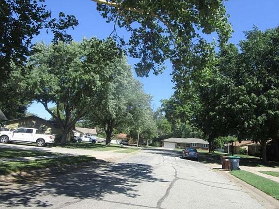 Exterior Neighborhood (street photo)