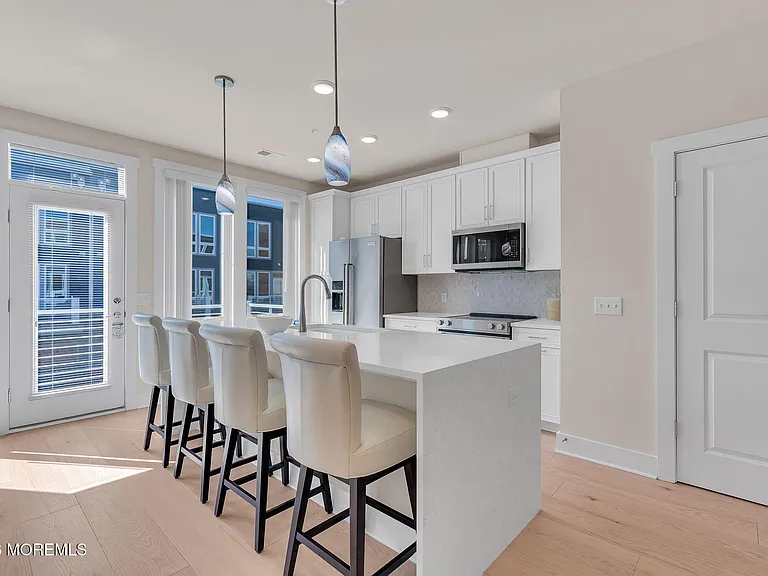 1403 N Kingsley St #210 — Photo 17