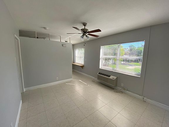4th image of 920 NE 40th St #3
