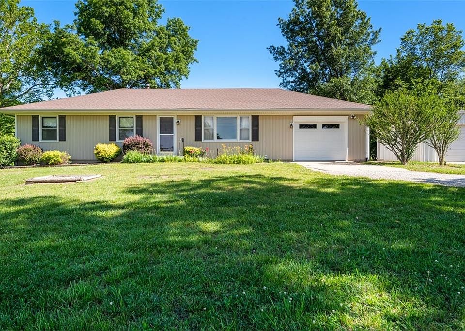 1st image of 17890 Tonganoxie Dr