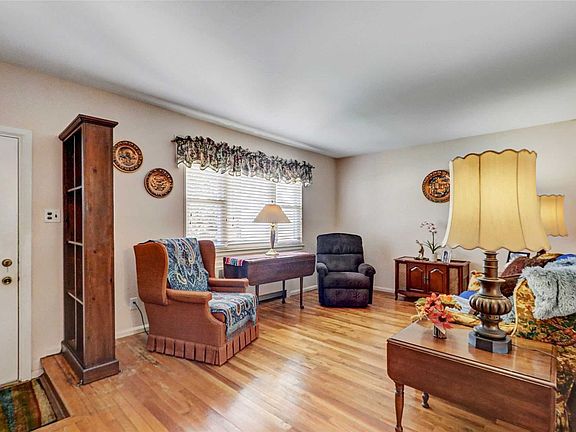 5th image of 14 Burling Ln S
