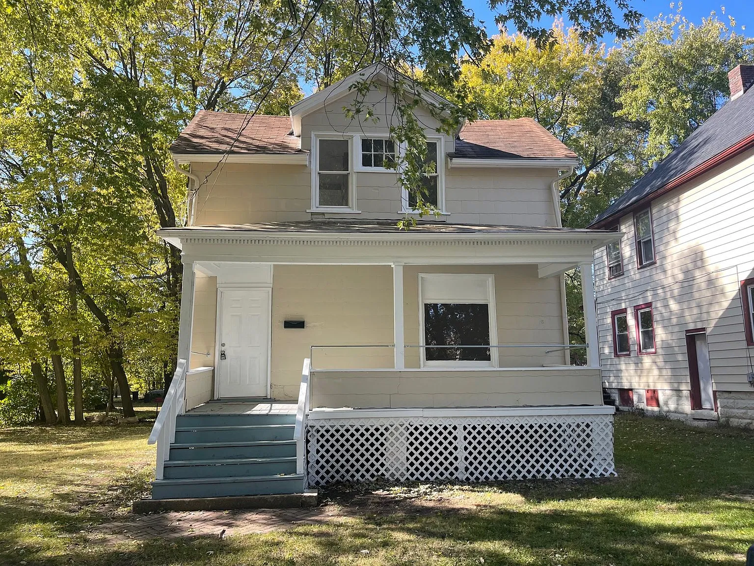 3 bed, 1.0 bath, 1337 sqft, $1,272 — Photo 1