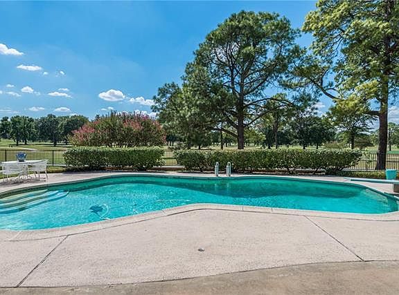 2nd image of 1208 Canterbury Ct