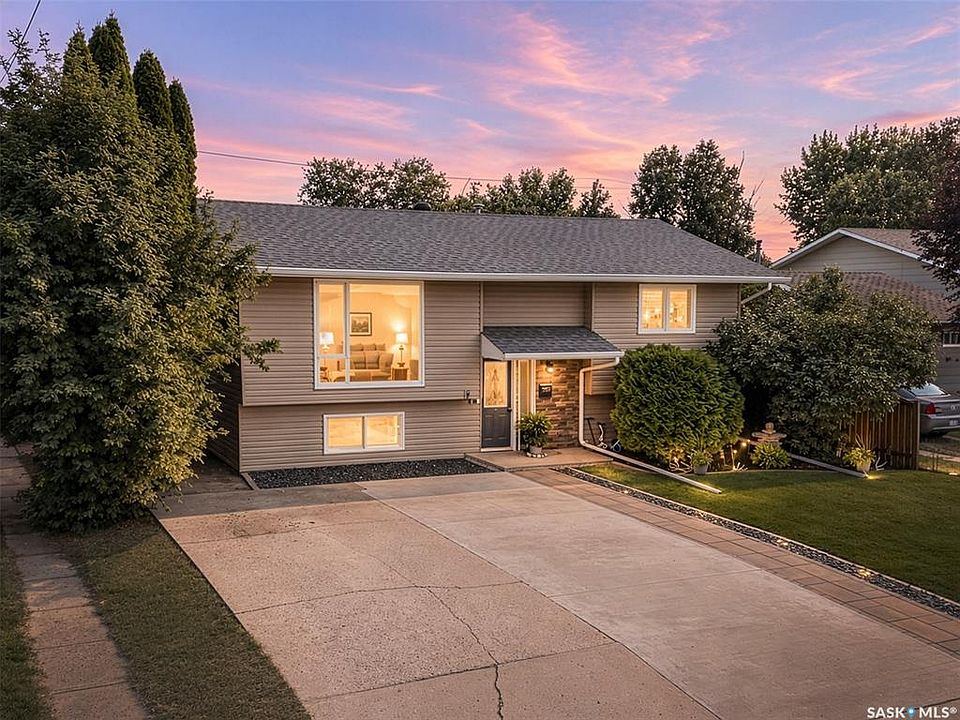 1st image of 951 Holdsworth CRESCENT