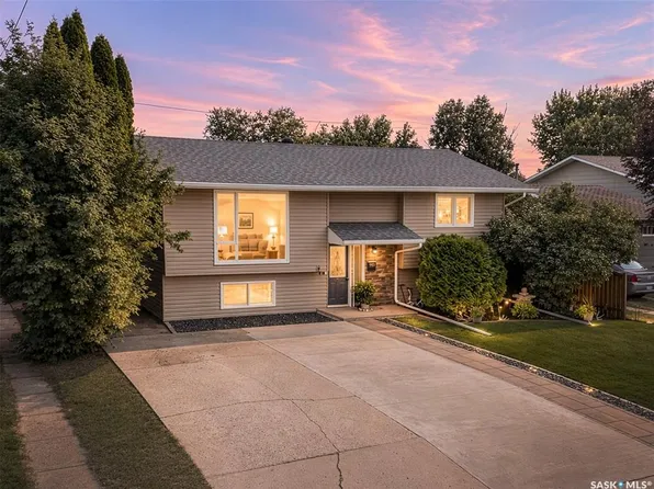 951 Holdsworth CRESCENT, Moose Jaw, SK S6H 6T8
