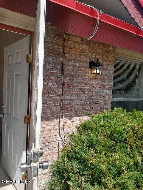 2 bed, 1.0 bath, 853 sqft, $1,095 — Photo 1