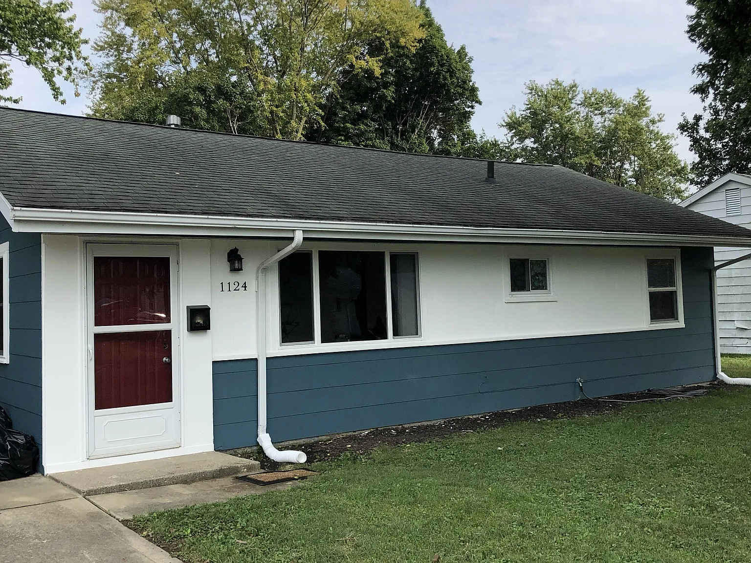 3 bed, 1.5 bath, 864 sqft, $1,130 — Photo 1