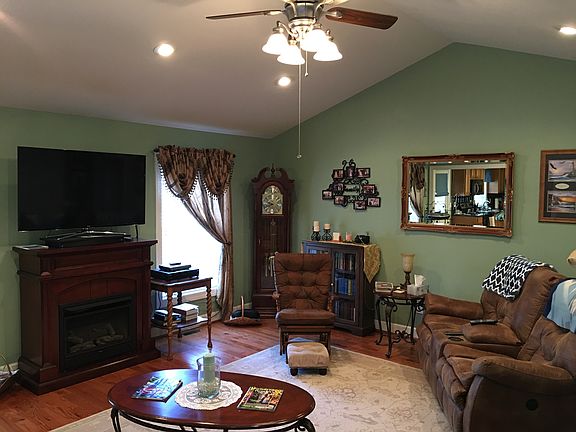 3rd image of 220 Meadowlark Ln
