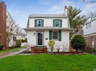 99 Oak St, Floral Park, NY 11001