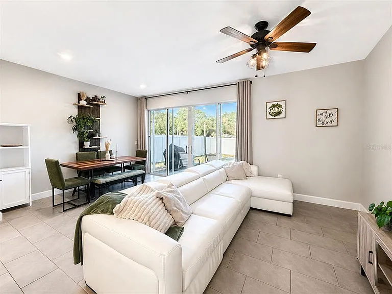 128 Arlington Square Ct — Photo 8
