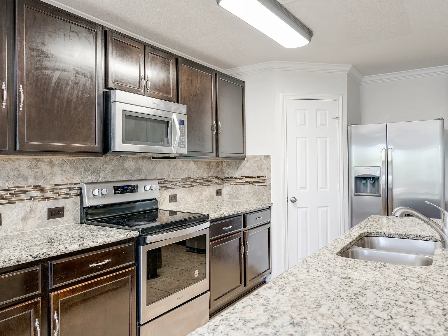 4 bed, 3025 sqft, $2,500 — Photo 2