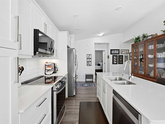 4th image of 49 N Golden Cres