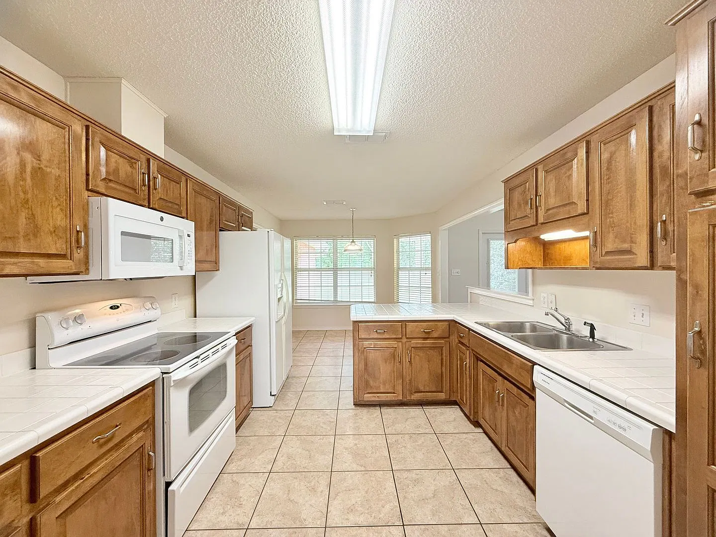 Spacious 4-Bedroom Home - Woodbine Springs — Photo 3