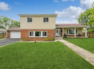 444 N Country Club Dr, Addison, IL 60101