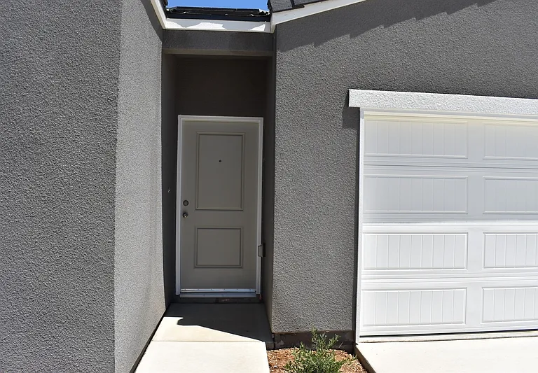4486 N San Clemente Ave — Photo 4
