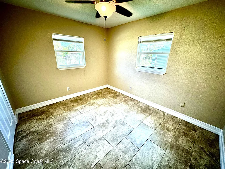 230 Crown Blvd — Photo 14