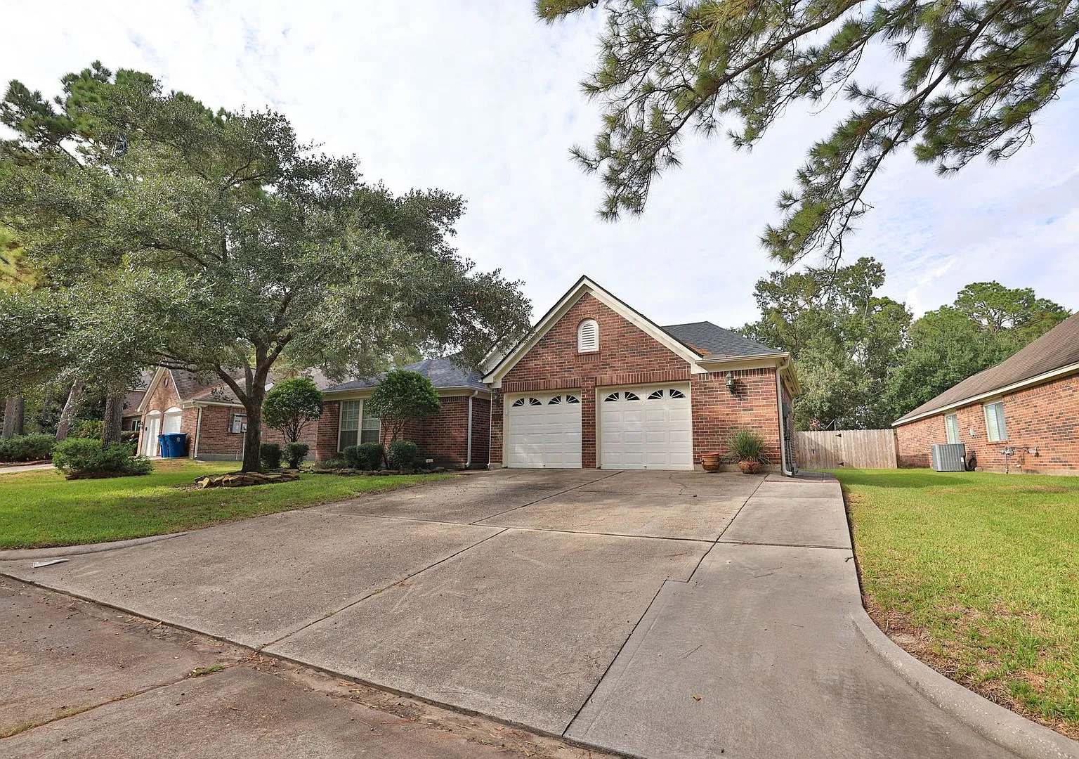 For Lease | 4 Bed, 2 Bath | 2,405 Sq Ft | Beautiful Home on the Golf Corse with a Pool — Photo 2