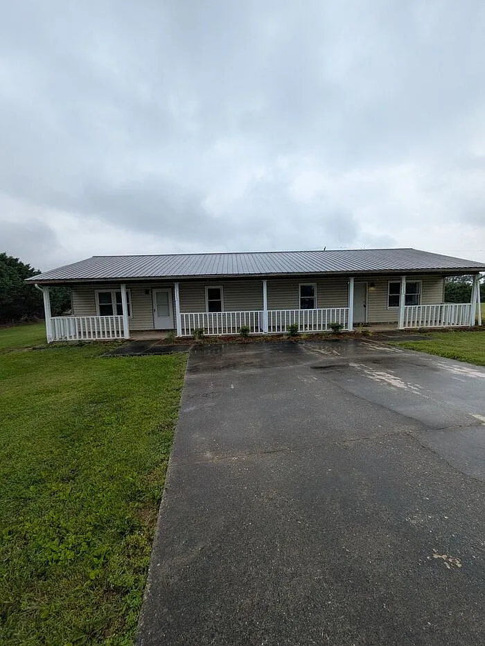 2 bed, 1.0 bath, $1,095 — Photo 1