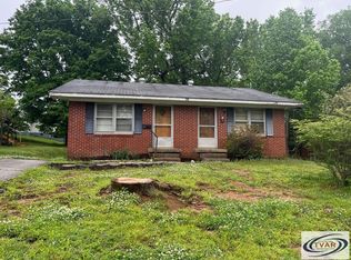 904 E Blythe St, Paris, TN 38242