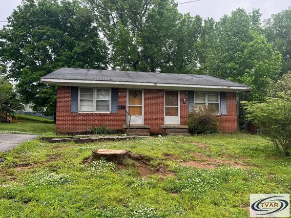 904 E Blythe St, Paris, TN 38242