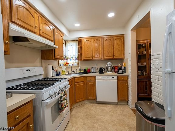 3rd image of 1255 Tuxedo Sq