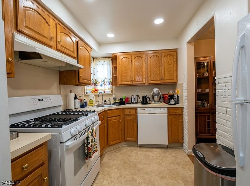 1255 Tuxedo Sq, Teaneck, NJ 07666 | MLS #4029022 | Zillow