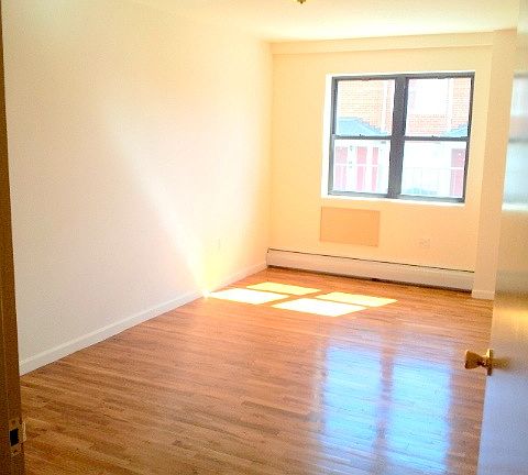 5th image of 42 Hilton Ave #006