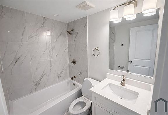 3rd image of 1001 Douglas St NE #C