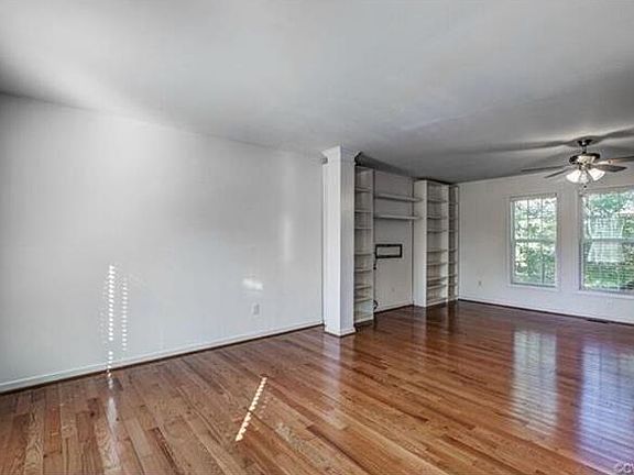 3rd image of 3007 Rolling Hill Dr