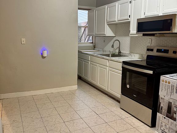 4th image of 1007 W 6th St APT A