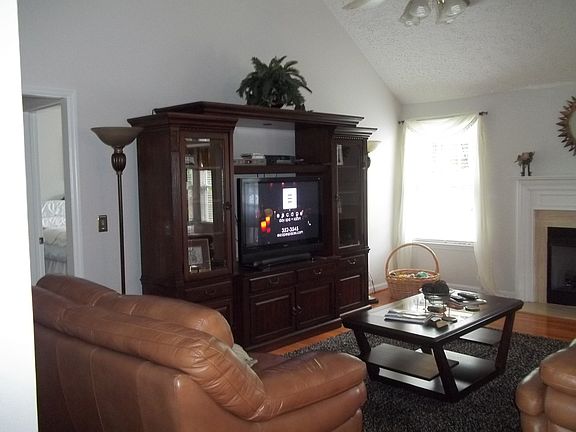 3rd image of 208 Norfolk Ln