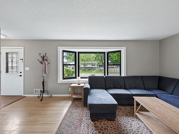 4th image of 2041 Emerald Ln