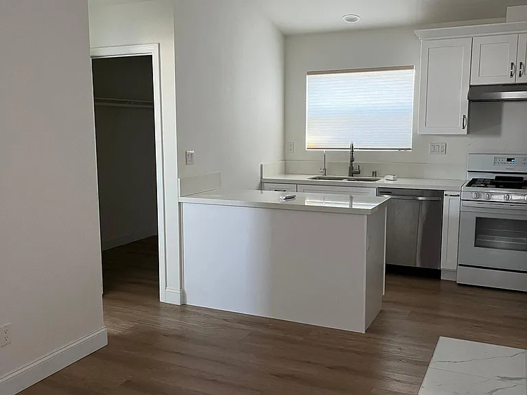 1316 S Van Ness Ave #C — Photo 3