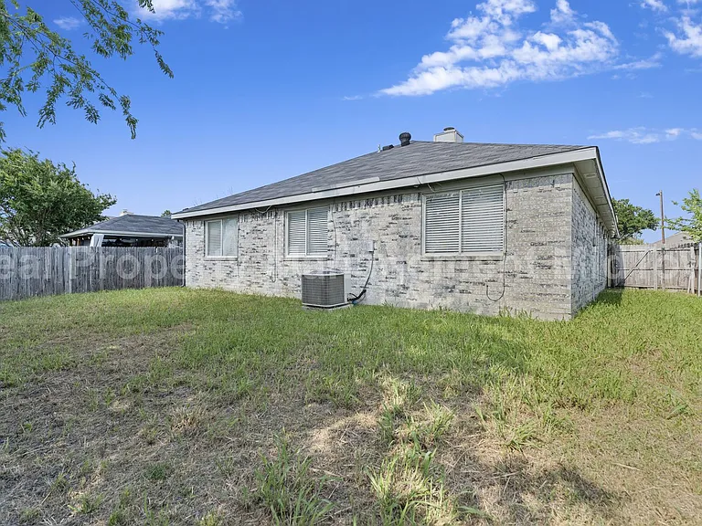 6100 Wall St — Photo 20