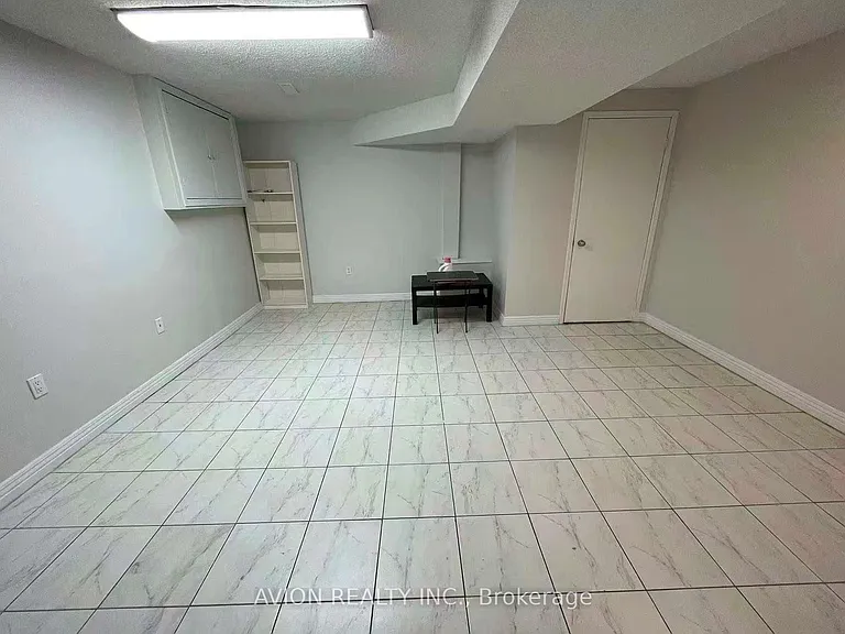 172 Highglen Ave — Photo 3