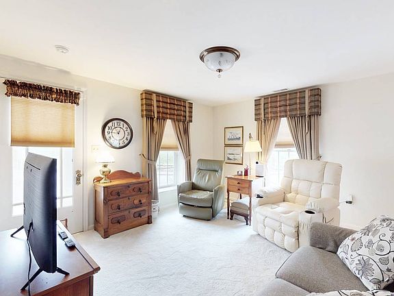 4th image of 402 Foxspring Ave