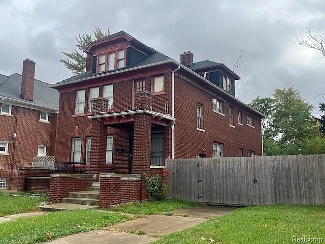 225 W Longwood Pl, photo 3